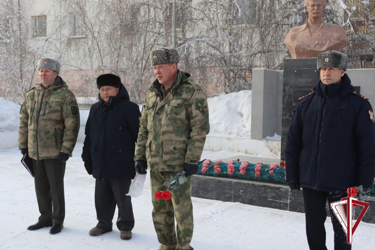 Росгвардейцы почтили память погибших коллег в сквере имени Героя России Александра Рыжикова