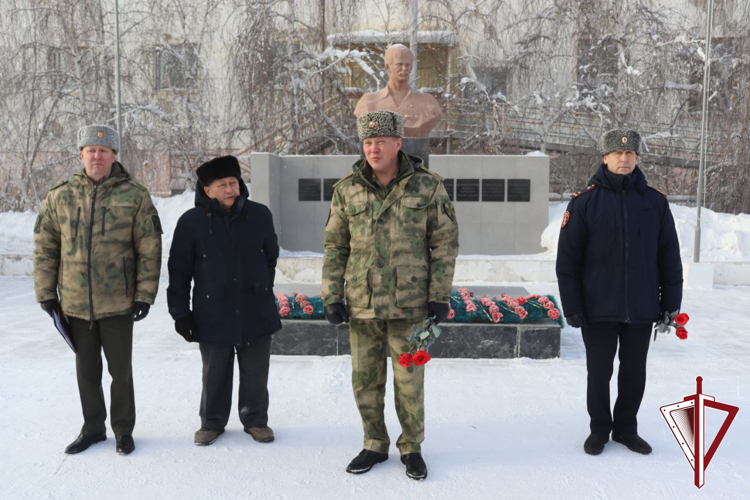 Росгвардейцы почтили память погибших коллег в сквере имени Героя России Александра Рыжикова