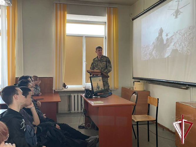 Росгвардеец в День памяти воинов-интернационалистов провел занятие со студентами якутского технологического техникума сервиса 