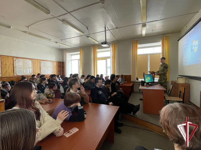 Росгвардеец в День памяти воинов-интернационалистов провел занятие со студентами якутского технологического техникума сервиса 