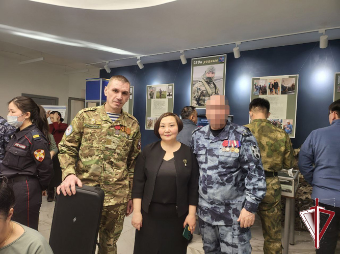 ОМОН «Бизон» награжден благодарностью Министерства культуры и духовного развития Якутии за участие в организации выставки «СВОи родные» 