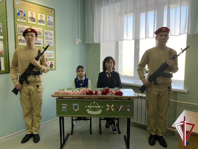 В Саха гимназии установили «Парту Героя» имени  бойца ОМОН Росгвардии Андрея Ощепкова 