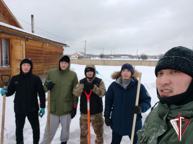 Нюрбинские росгвардейцы оказали помощь родителям погибшего сотрудника Михаила Прокопьева