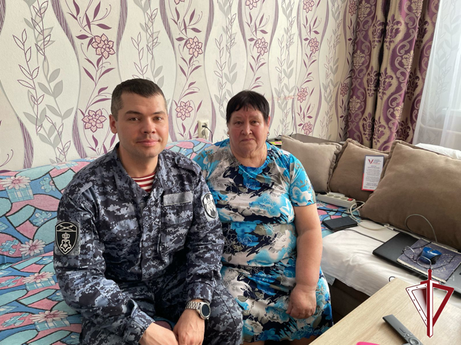 Росгвардейцы поздравили матерей погибших сотрудников вневедомственной охраны с наступающим 8 Марта 