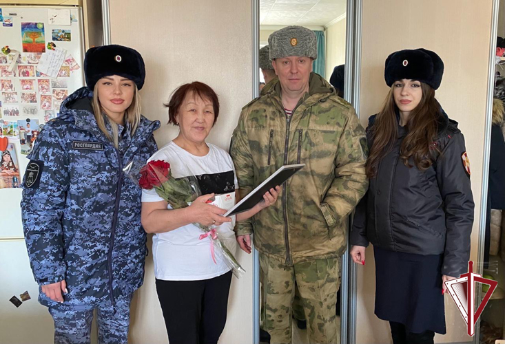 Росгвардейцы поздравили матерей погибших сотрудников вневедомственной охраны с наступающим 8 Марта 