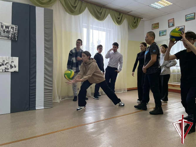В гвардейском классе Нижне-Бестяхской школы росгвардейцы провели «Веселые старты»