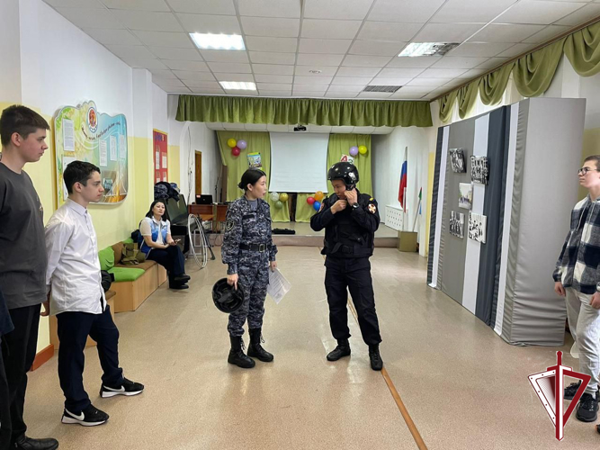 В гвардейском классе Нижне-Бестяхской школы росгвардейцы провели «Веселые старты»