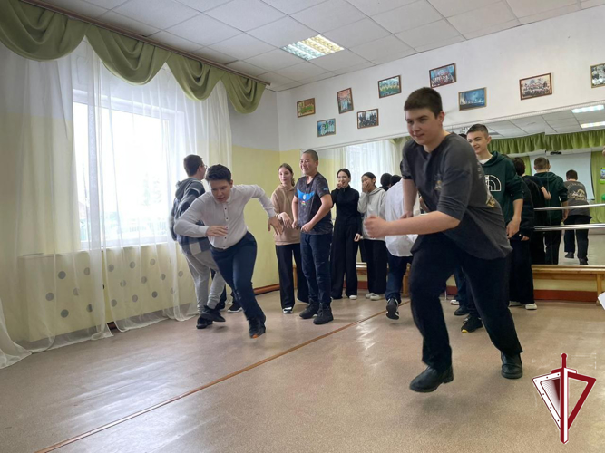 В гвардейском классе Нижне-Бестяхской школы росгвардейцы провели «Веселые старты»