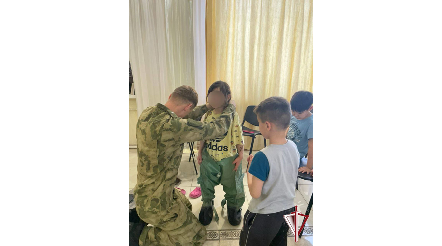 Офицер Росгвардии в детском доме «Берегиня» провел военно-патриотическое занятие