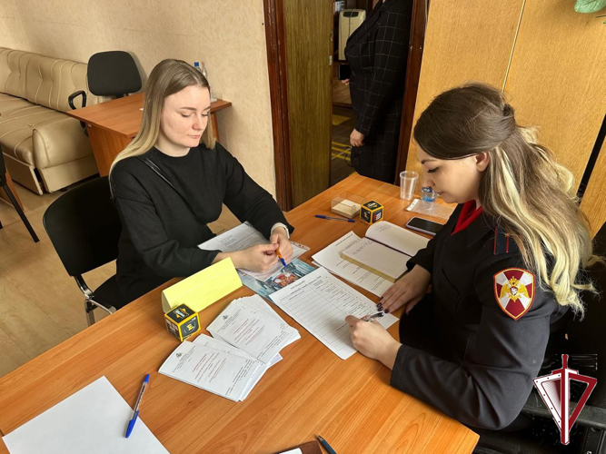 Сотрудники вневедомственной охраны приняли участие в ярмарке вакансий Центра занятости населения Алданского района