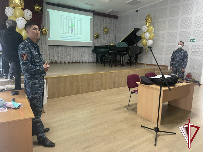 Мирнинские росгвардейцы провели профориентационную беседу со студентами и лекцию по безопасности работникам ДШИ
