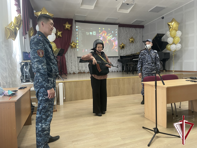 Мирнинские росгвардейцы провели профориентационную беседу со студентами и лекцию по безопасности работникам ДШИ