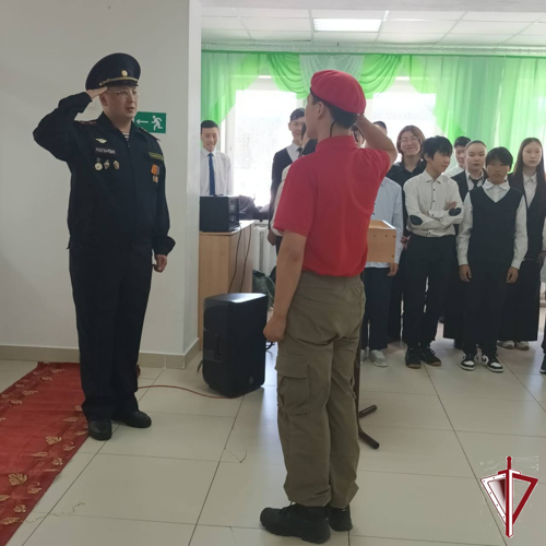 В Олекминске с участием Росгвардии гвардейский класс Кыллахской средней школы вступил в ряды ЮНАРМИИ  
