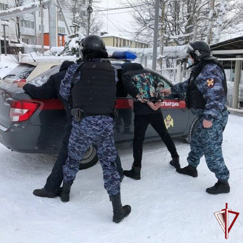 Наряд Росгвардии задержал жителей Якутска по подозрению в совершении уличного грабежа 