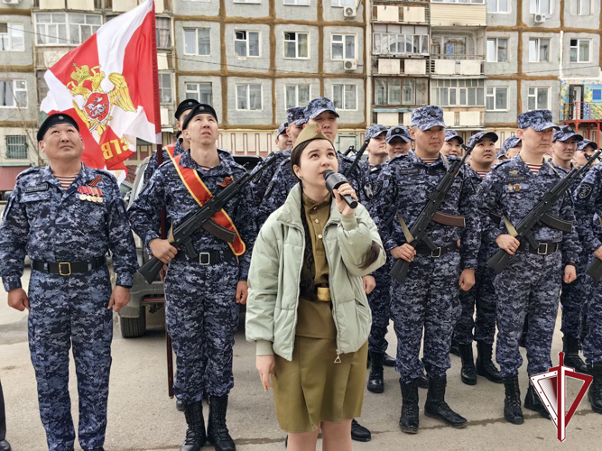 В Якутске прошел парад Росгвардии у дома ветерана Великой отечественной войны Семена Колтовского 