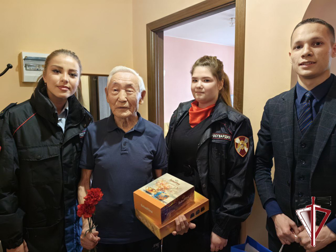 Росгвардейцы в Якутске поздравили с наступающим Днём Победы ветеранов Великой отечественной войны и тружеников тыла
