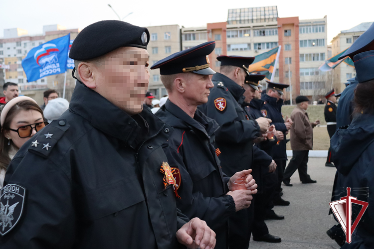 Руководящий состав Управления и подразделений Росгвардии принял участие в акции «Свеча памяти» на площади Победы Якутска  