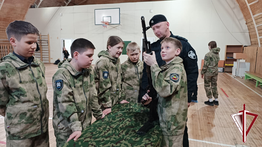 ОМОН «Бизон» в подшефных школах провел патриотические уроки и акции «Письмо солдату» и «Письмо другу»