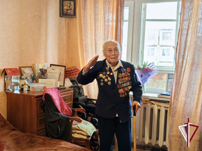 В Якутске прошел парад Росгвардии у дома ветерана Великой отечественной войны Семена Колтовского 