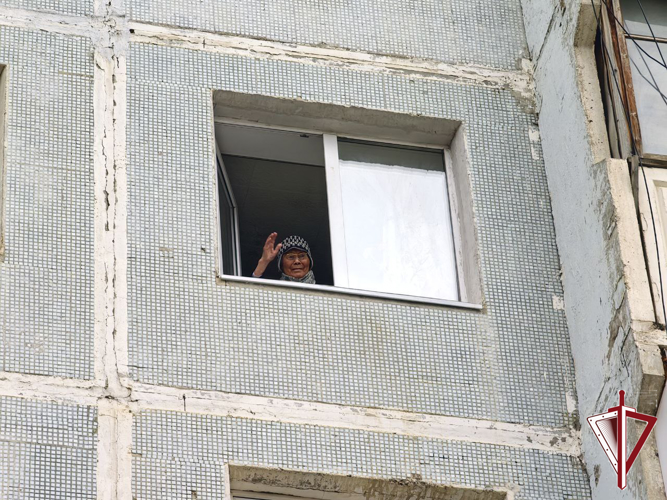 В Якутске прошел парад Росгвардии у дома ветерана Великой отечественной войны Семена Колтовского 