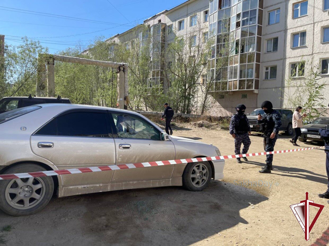 Сотрудники Росгвардии задержали жителя Якутска, стрелявшего с балкона жилого дома 