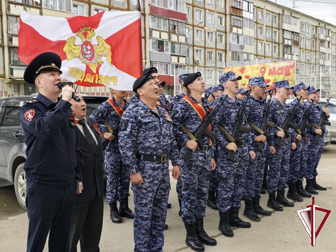 В Якутске прошел парад Росгвардии у дома ветерана Великой отечественной войны Семена Колтовского 
