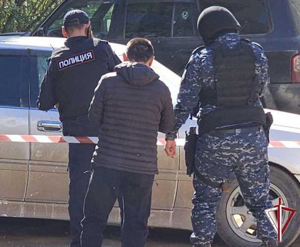 Сотрудники Росгвардии задержали жителя Якутска, стрелявшего с балкона жилого дома 