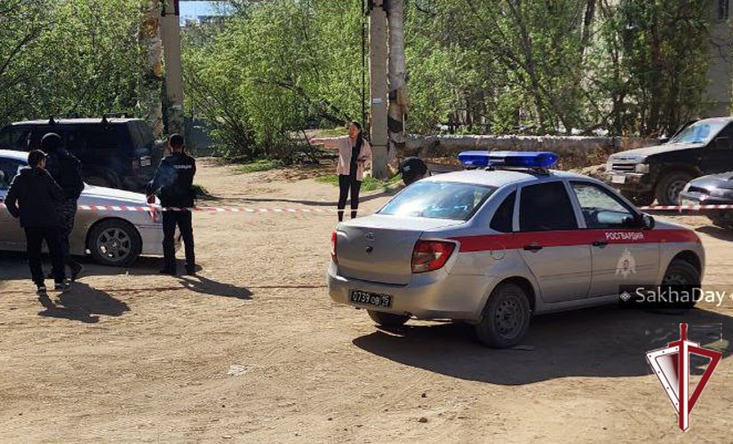 Сотрудники Росгвардии задержали жителя Якутска, стрелявшего с балкона жилого дома 