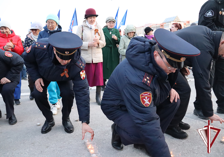Руководящий состав Управления и подразделений Росгвардии принял участие в акции «Свеча памяти» на площади Победы Якутска  