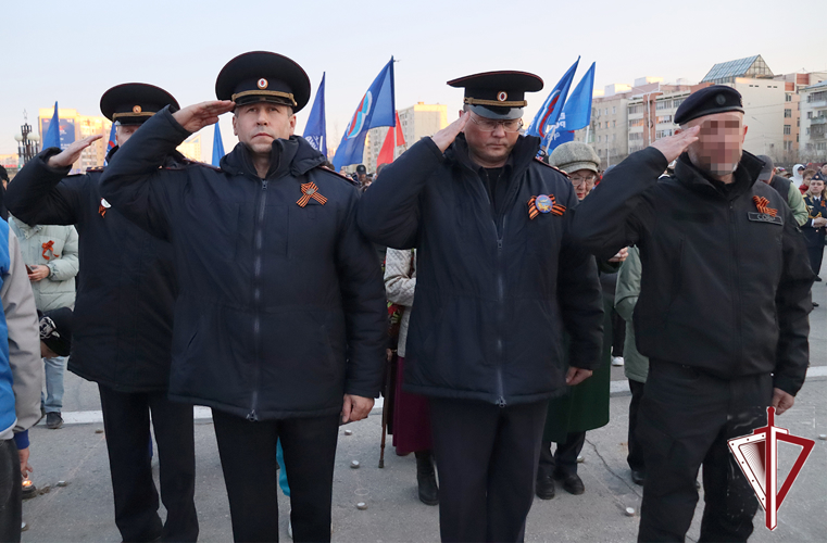 Руководящий состав Управления и подразделений Росгвардии принял участие в акции «Свеча памяти» на площади Победы Якутска  