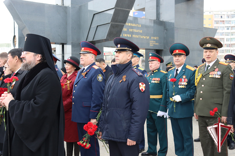В Якутске на площади Победы возложили цветы к монументу «Воинам-победителям»