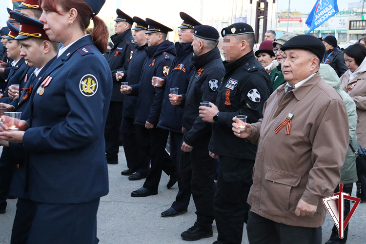 Руководящий состав Управления и подразделений Росгвардии принял участие в акции «Свеча памяти» на площади Победы Якутска  