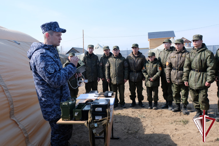 С участием Росгвардии в Якутске проходят военно-полевые сборы учащихся на базе кадетской школы-интерната