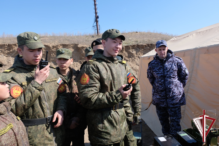 С участием Росгвардии в Якутске проходят военно-полевые сборы учащихся на базе кадетской школы-интерната