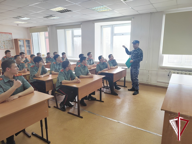 Мирнинские росгвардейцы провели профориентационные встречи с молодыми жителями района