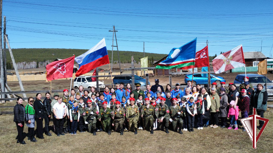 В Олёкминске Росгвардия и воспитанники ВПК «Альфа» провели автопробег «Вахта памяти»