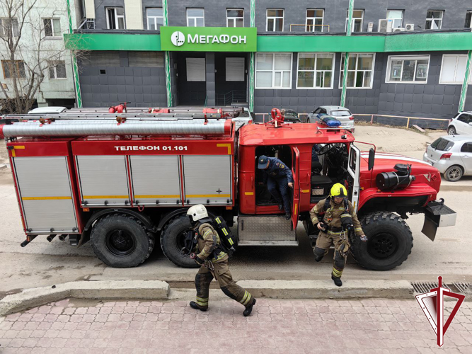 УВО Росгвардии и МЧС провели тренировку по действиям при возникновении пожара в административном здании