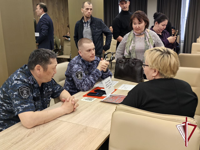Сотрудники Якутского ОВО Росгвардии приняли участие в ярмарке вакансий   "Защитники отечества"