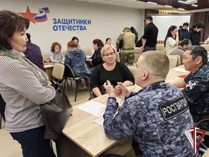 Сотрудники Якутского ОВО Росгвардии приняли участие в ярмарке вакансий   "Защитники отечества"