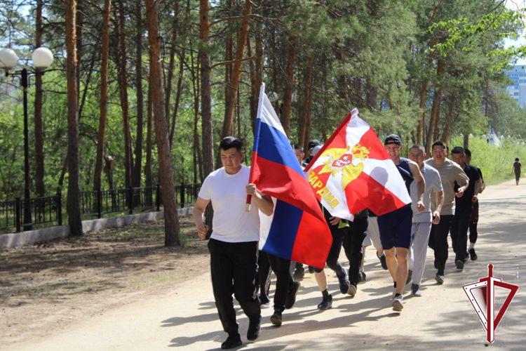 В Якутске росгвардейцы провели забег в рамках Дня России