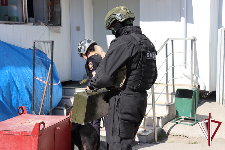 В Якутске в рамках учений спецназ Росгвардии обезвредил условных террористов 