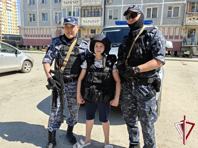 Росгвардейцы в первый день лета поздравили детей Гагаринского округа 