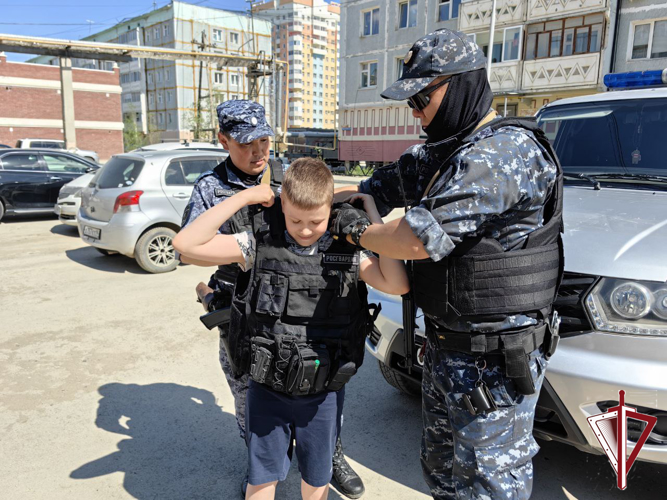 Росгвардейцы в первый день лета поздравили детей Гагаринского округа 