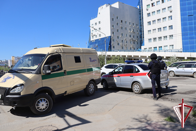 В Якутске в рамках учений спецназ Росгвардии обезвредил условных террористов 