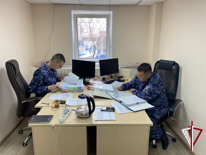 Сотрудники Росгвардии провели плановую проверку ООО «Ведомственная охрана АЛРОСА»