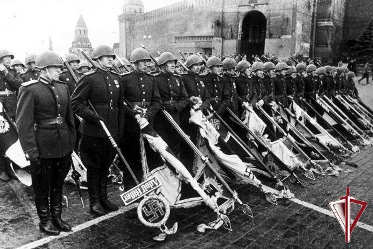 На параде Победы 24 июня 1945 года военнослужащие войск НКВД СССР бросали знамена поверженной Германии к подножию мавзолея на красной площади