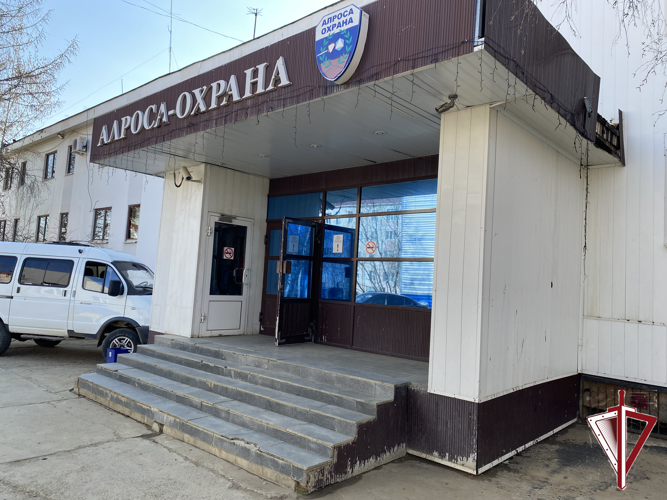Сотрудники Росгвардии провели плановую проверку ООО «Ведомственная охрана АЛРОСА»