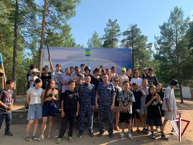 В детском лагере села Мындагай росгвардейцы провели урок мужества в рамках акции «Каникулы с Росгвардией» 
