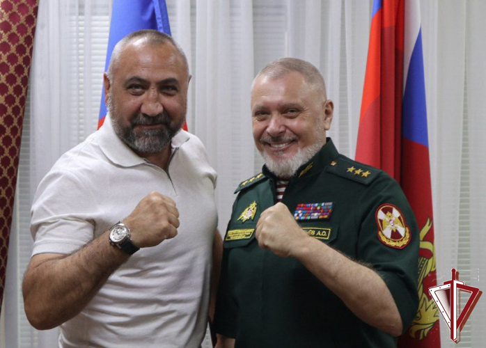 Генерал-полковник Алексей Воробьев встретился с Олимпийским чемпионом по боксу Александром Лебзяком