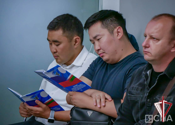 В Якутске росгвардейцы приняли участие в презентации сборника методических рекомендаций по профилактике экстремизма